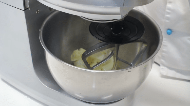 Frullare il burro per la crema