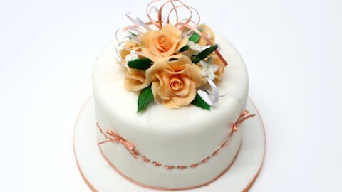 torta-di-compleanno-decorata-con-fiori