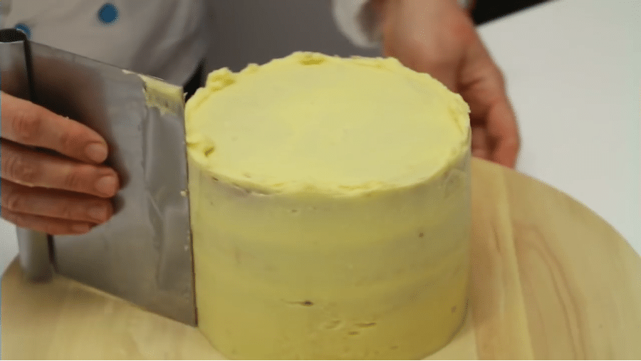 Copertura in crema al burro di una torta decorata