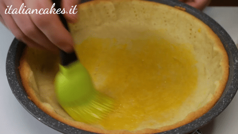 Isolare la pasta frolla dalla crema