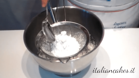 Uso dello zucchero a velo nella ricetta della ghiaccia reale