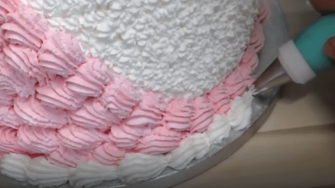 Torta decorata con panna montata