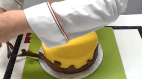 Decorare la torta con pasta di zucchero