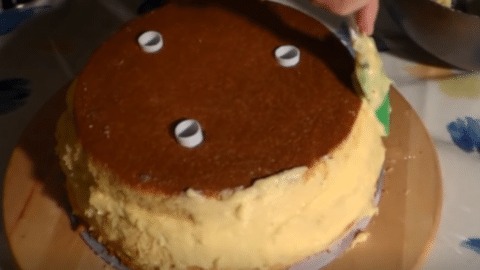 Rivestire con crema la torta di compleanno