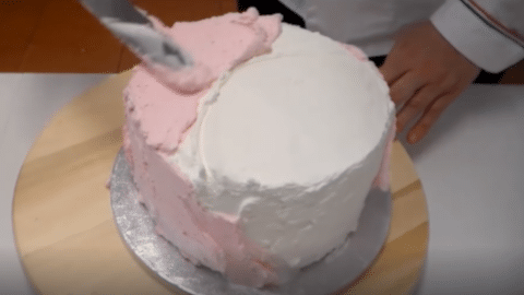 Rivestire di panna montata la torta