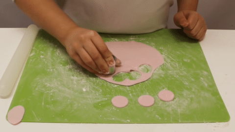 Tagliare la pasta di zucchero con lo stampino