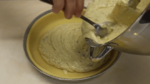 Versare la crema della pastiera napoletana