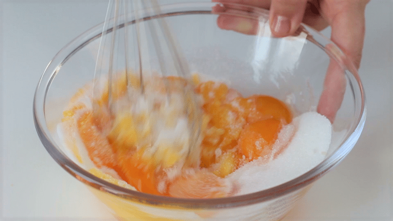 Montare le uova con lo zucchero